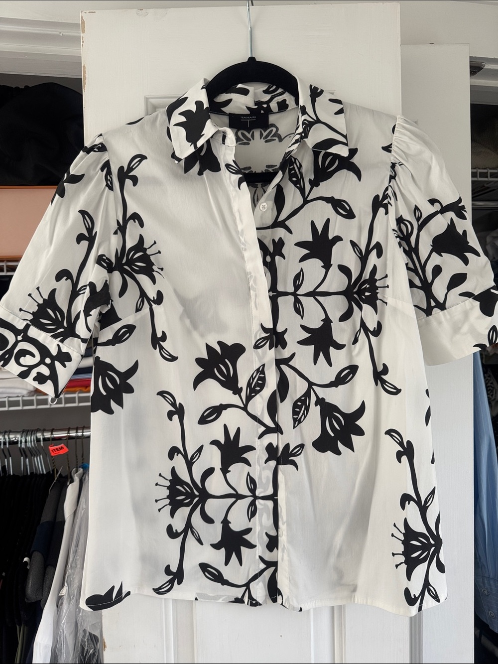T Tahari White and Black Floral Short-Sleeve Shirt - XS